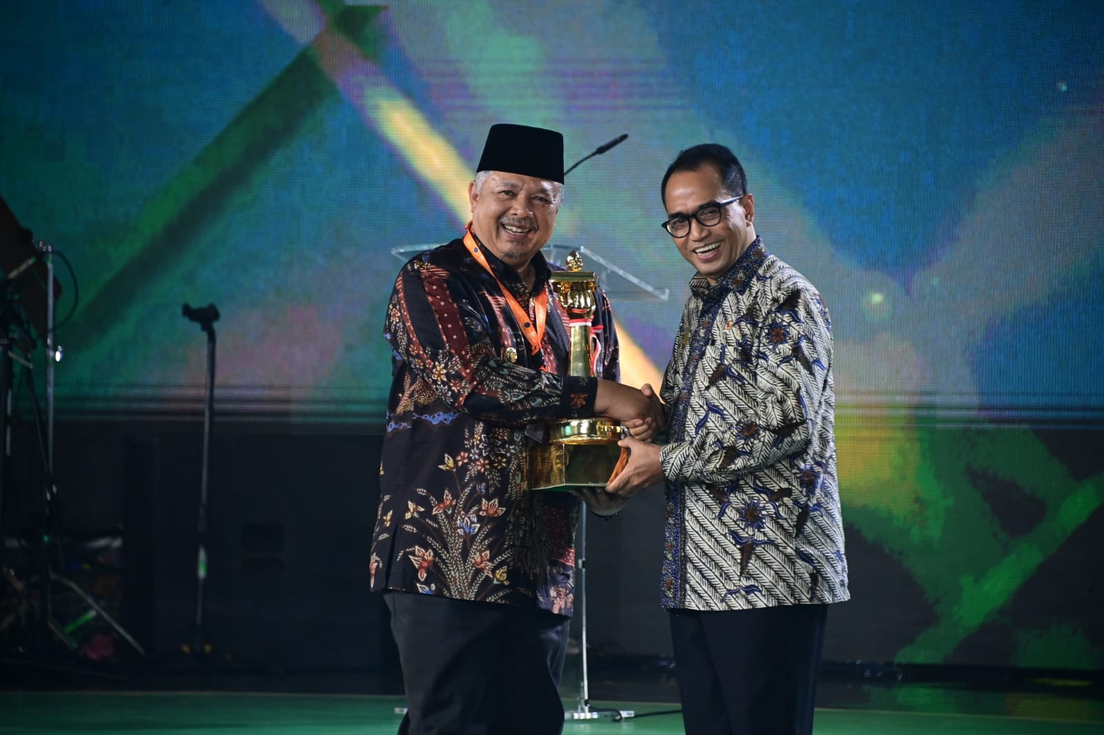 Wali Kota Solok Zul Elfian Umar terima Penghargaan WTN 2024   dari  Menhub Budi Karya Sumadi di  Jakarta, Sabtu (07/09/24).